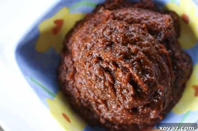 Effortless Crock-Pot Pizza Sauce 2 Slow-Cooker Pizza Sauce: Deep, rich red and packed with herbs, garlic, olive oil and Italian cheese, this old-school pizza sauce will knock your socks off.