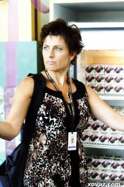 Rhonda Klug with delighted bloggers Rhonda Klug, Harry & David PR Manager, posing cheerfully with a group of delighted food bloggers